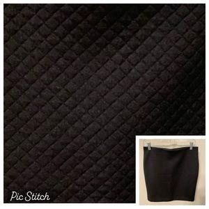 EUC Ann Taylor Loft black diamond weave pull-on skirt, size Medium